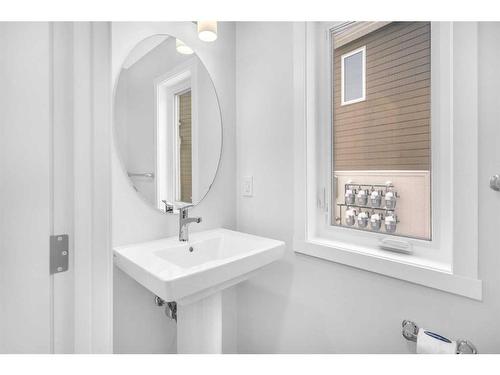 281 Yorkville Boulevard Sw, Calgary, AB - Indoor Photo Showing Bathroom