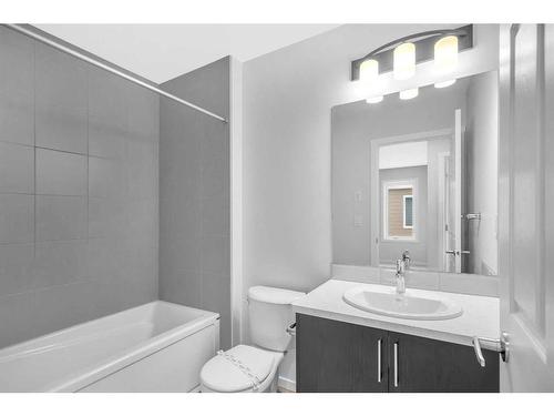 281 Yorkville Boulevard Sw, Calgary, AB - Indoor Photo Showing Bathroom