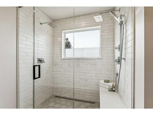 3 Spring Mews Sw, Calgary, AB - Indoor Photo Showing Bathroom