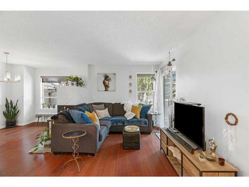 2-1909 25A Street Sw, Calgary, AB - Indoor Photo Showing Living Room