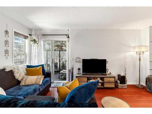 2-1909 25A Street Sw, Calgary, AB - Indoor Photo Showing Living Room