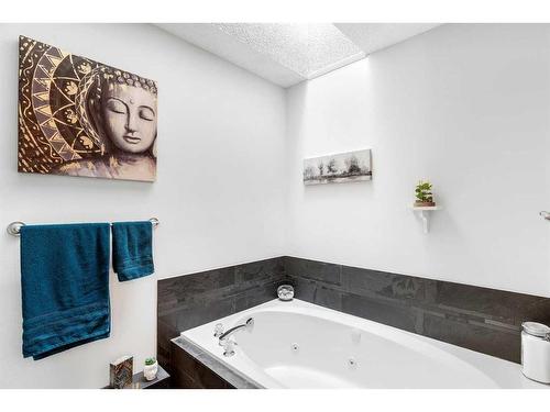 2-1909 25A Street Sw, Calgary, AB - Indoor Photo Showing Bathroom