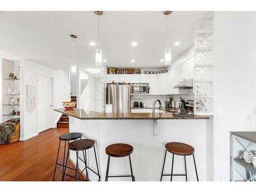 2-1909 25A Street Sw, Calgary, AB - Indoor Photo Showing Kitchen With Upgraded Kitchen