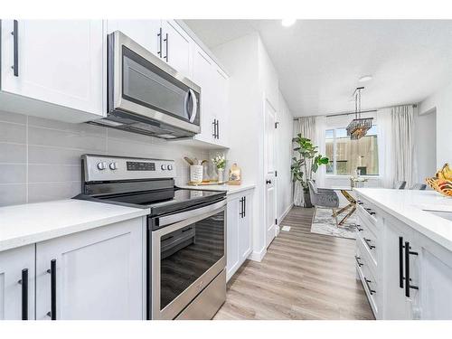 256 142 Avenue Nw, Calgary, AB - Indoor Photo Showing Kitchen