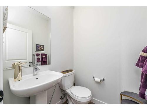 256 142 Avenue Nw, Calgary, AB - Indoor Photo Showing Bathroom