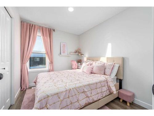 256 142 Avenue Nw, Calgary, AB - Indoor Photo Showing Bedroom