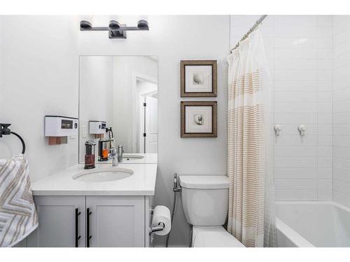 256 142 Avenue Nw, Calgary, AB - Indoor Photo Showing Bathroom