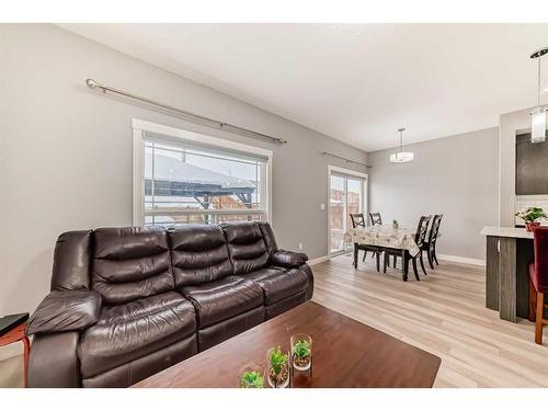 43 Baysprings Way Sw, Airdrie, AB - Indoor Photo Showing Living Room