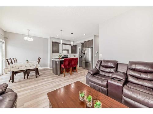 43 Baysprings Way Sw, Airdrie, AB - Indoor Photo Showing Living Room