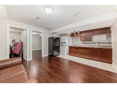 43 Baysprings Way Sw, Airdrie, AB - Indoor Photo Showing Kitchen