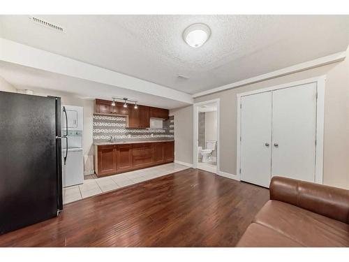 43 Baysprings Way Sw, Airdrie, AB - Indoor Photo Showing Kitchen