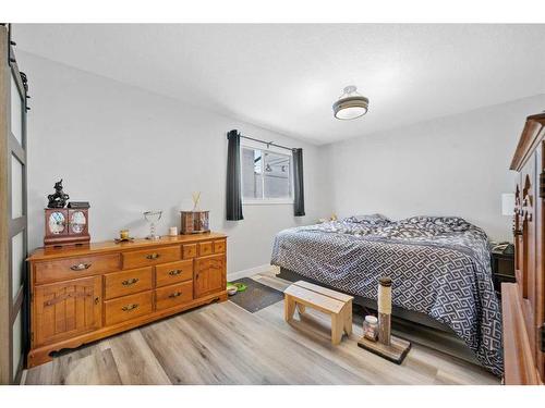 302 Adams Crescent Se, Calgary, AB - Indoor Photo Showing Bedroom