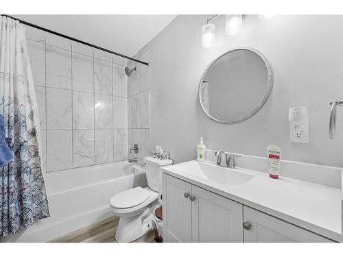 302 Adams Crescent Se, Calgary, AB - Indoor Photo Showing Bathroom