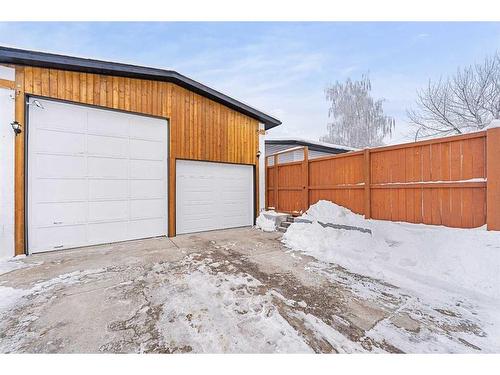 302 Adams Crescent Se, Calgary, AB - Outdoor With Exterior