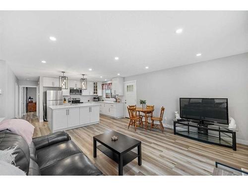 302 Adams Crescent Se, Calgary, AB - Indoor Photo Showing Living Room