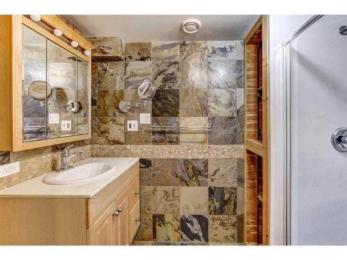 1921 23 Avenue Nw, Calgary, AB - Indoor Photo Showing Bathroom