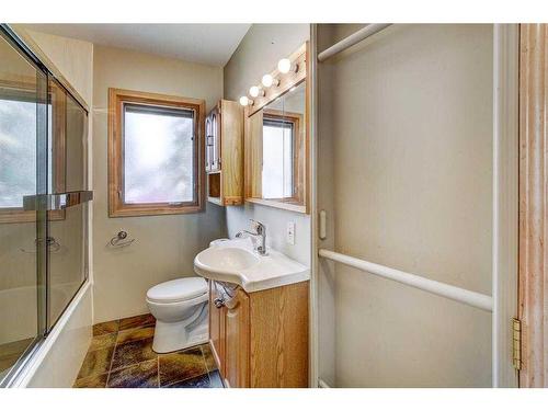 1921 23 Avenue Nw, Calgary, AB - Indoor Photo Showing Bathroom