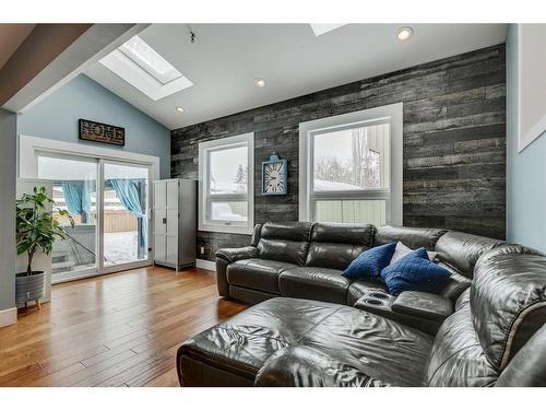 151 Midvalley Place Se, Calgary, AB - Indoor Photo Showing Living Room