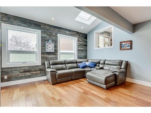 151 Midvalley Place Se, Calgary, AB - Indoor Photo Showing Living Room