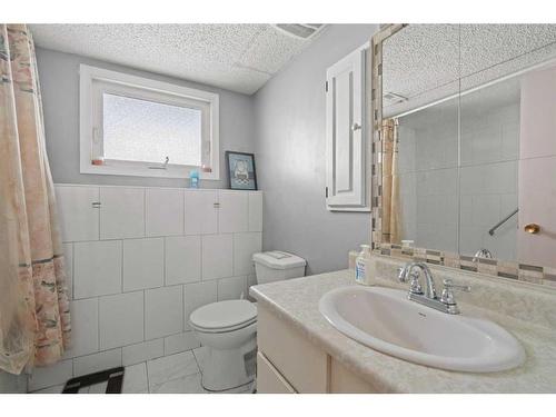 220 Castlebrook Way Ne, Calgary, AB - Indoor Photo Showing Bathroom