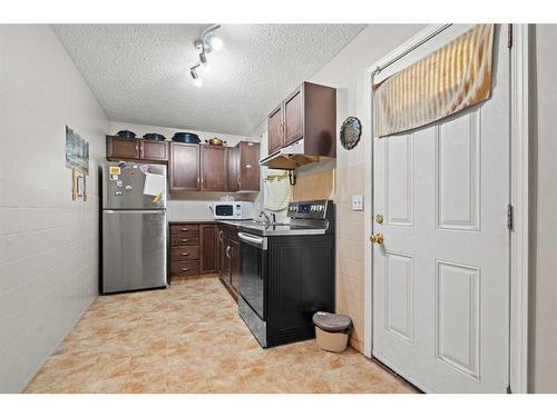 220 Castlebrook Way Ne, Calgary, AB - Indoor Photo Showing Kitchen