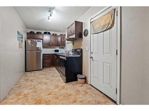 220 Castlebrook Way Ne, Calgary, AB - Indoor Photo Showing Kitchen