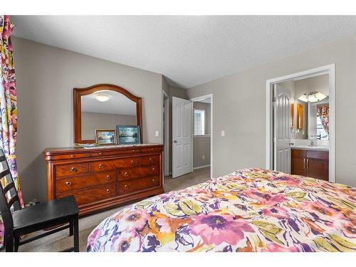 195 Cranberry Close Se, Calgary, AB - Indoor Photo Showing Bedroom