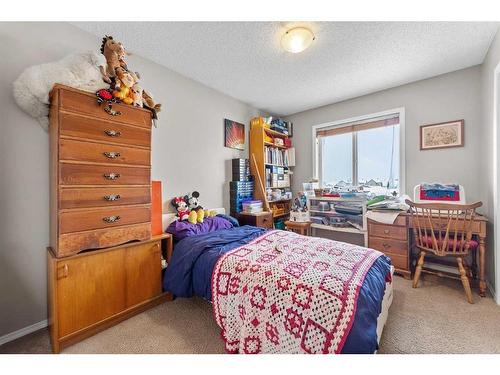 195 Cranberry Close Se, Calgary, AB - Indoor Photo Showing Bedroom