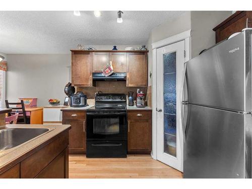 195 Cranberry Close Se, Calgary, AB - Indoor Photo Showing Kitchen