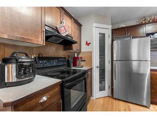 195 Cranberry Close Se, Calgary, AB - Indoor Photo Showing Kitchen