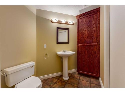 117 Evergreen Way Sw, Calgary, AB - Indoor Photo Showing Bathroom