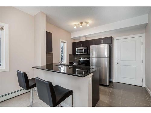 201-3950 46 Avenue Nw, Calgary, AB - Indoor Photo Showing Kitchen