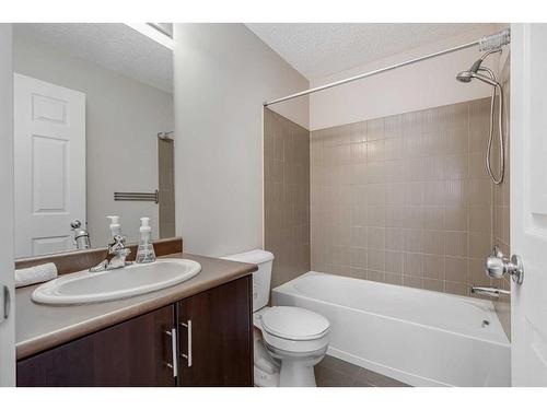 201-3950 46 Avenue Nw, Calgary, AB - Indoor Photo Showing Bathroom