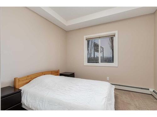 201-3950 46 Avenue Nw, Calgary, AB - Indoor Photo Showing Bedroom