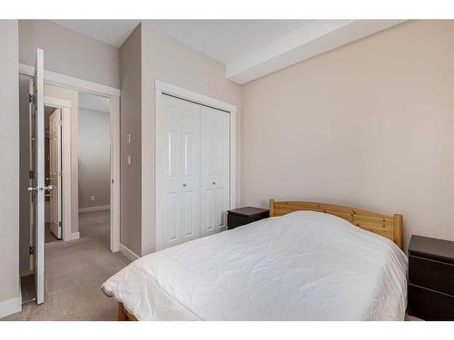 201-3950 46 Avenue Nw, Calgary, AB - Indoor Photo Showing Bedroom