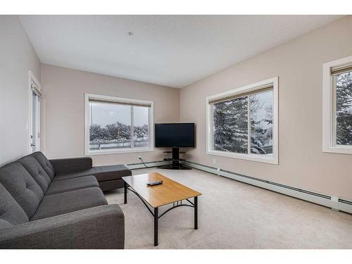 201-3950 46 Avenue Nw, Calgary, AB - Indoor Photo Showing Living Room