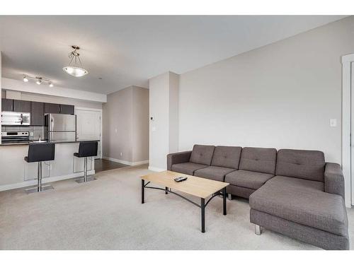 201-3950 46 Avenue Nw, Calgary, AB - Indoor Photo Showing Living Room