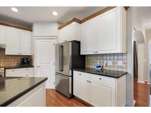 47 Hamptons Close Nw, Calgary, AB - Indoor Photo Showing Kitchen