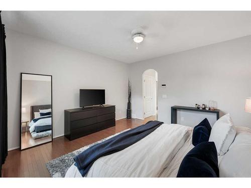 47 Hamptons Close Nw, Calgary, AB - Indoor Photo Showing Bedroom