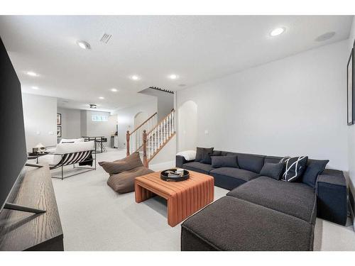 47 Hamptons Close Nw, Calgary, AB - Indoor Photo Showing Living Room