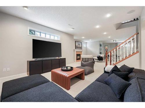 47 Hamptons Close Nw, Calgary, AB - Indoor Photo Showing Living Room