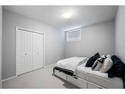 47 Hamptons Close Nw, Calgary, AB - Indoor Photo Showing Bedroom