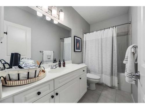 47 Hamptons Close Nw, Calgary, AB - Indoor Photo Showing Bathroom