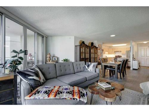 401-804 3 Avenue Sw, Calgary, AB - Indoor Photo Showing Living Room