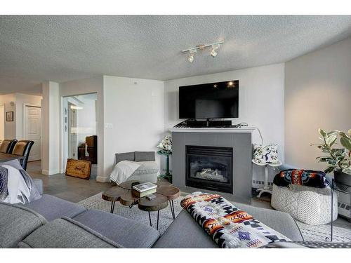 401-804 3 Avenue Sw, Calgary, AB - Indoor Photo Showing Living Room With Fireplace