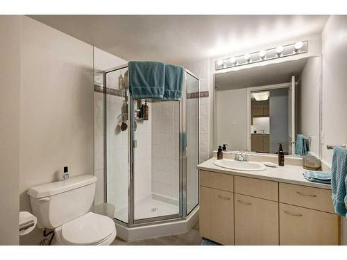 401-804 3 Avenue Sw, Calgary, AB - Indoor Photo Showing Bathroom