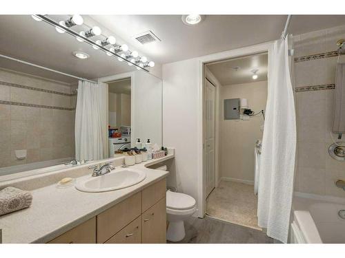 401-804 3 Avenue Sw, Calgary, AB - Indoor Photo Showing Bathroom