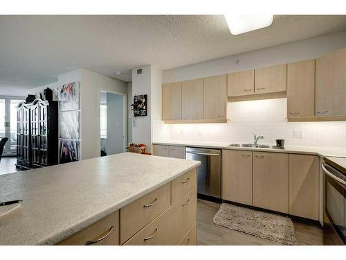 401-804 3 Avenue Sw, Calgary, AB - Indoor Photo Showing Kitchen With Stainless Steel Kitchen With Double Sink