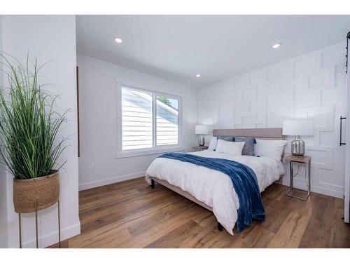 908 87 Avenue Sw, Calgary, AB - Indoor Photo Showing Bedroom