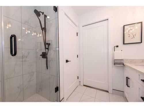 908 87 Avenue Sw, Calgary, AB - Indoor Photo Showing Bathroom